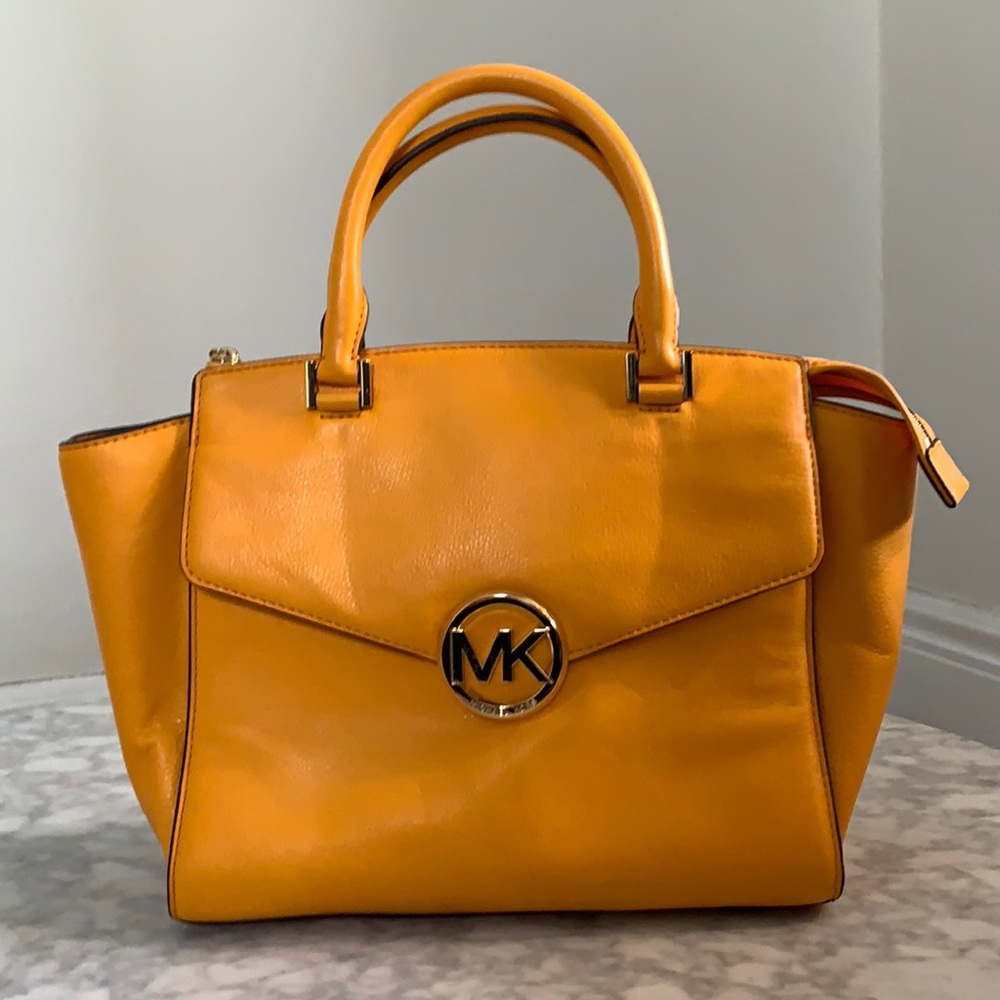 NWOT Envelope Front Michael Kors Sun Bag